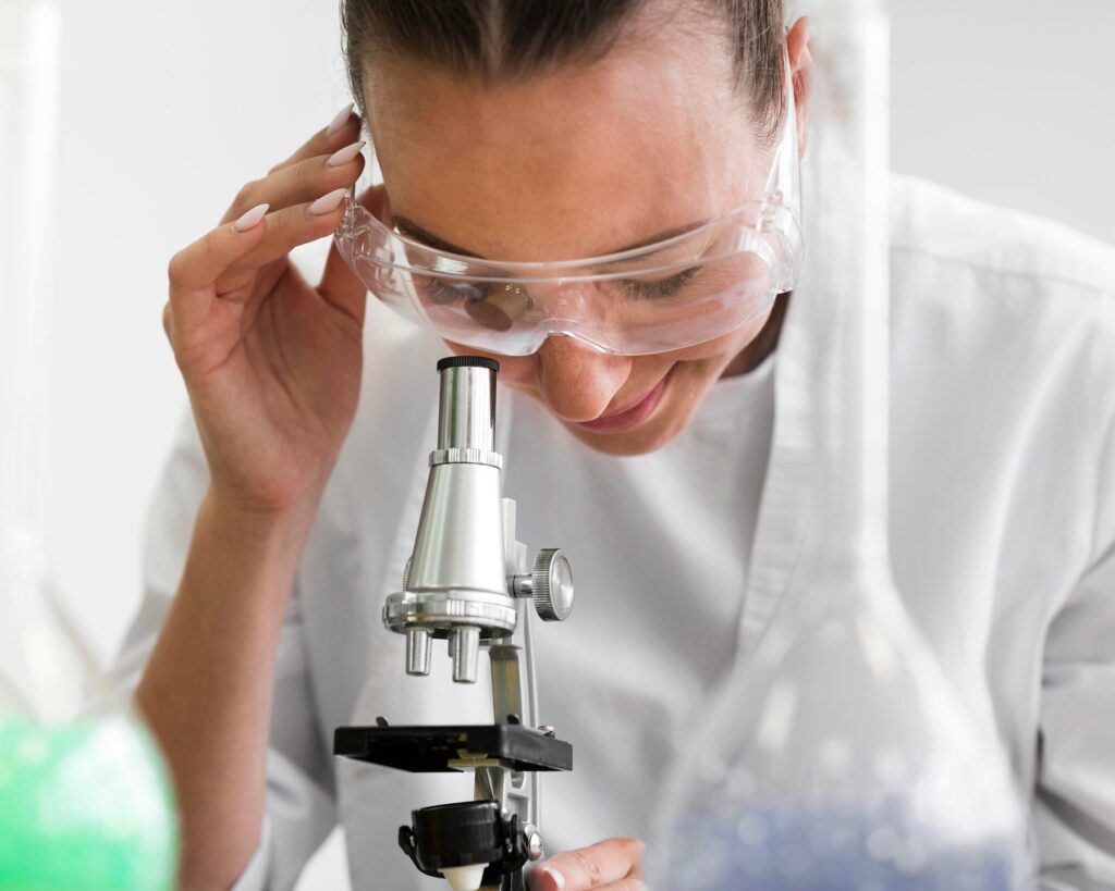 Investigadora observando una muestra con un microscopio