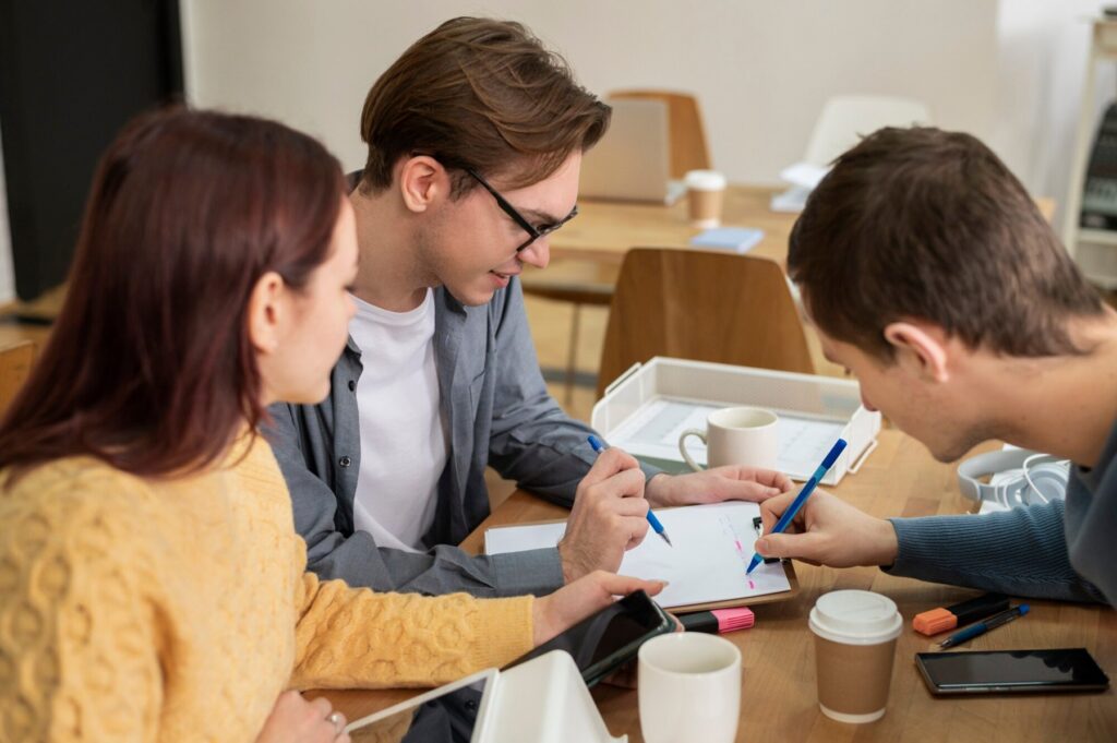 Estudiantes colaborando alrededor de una mesa