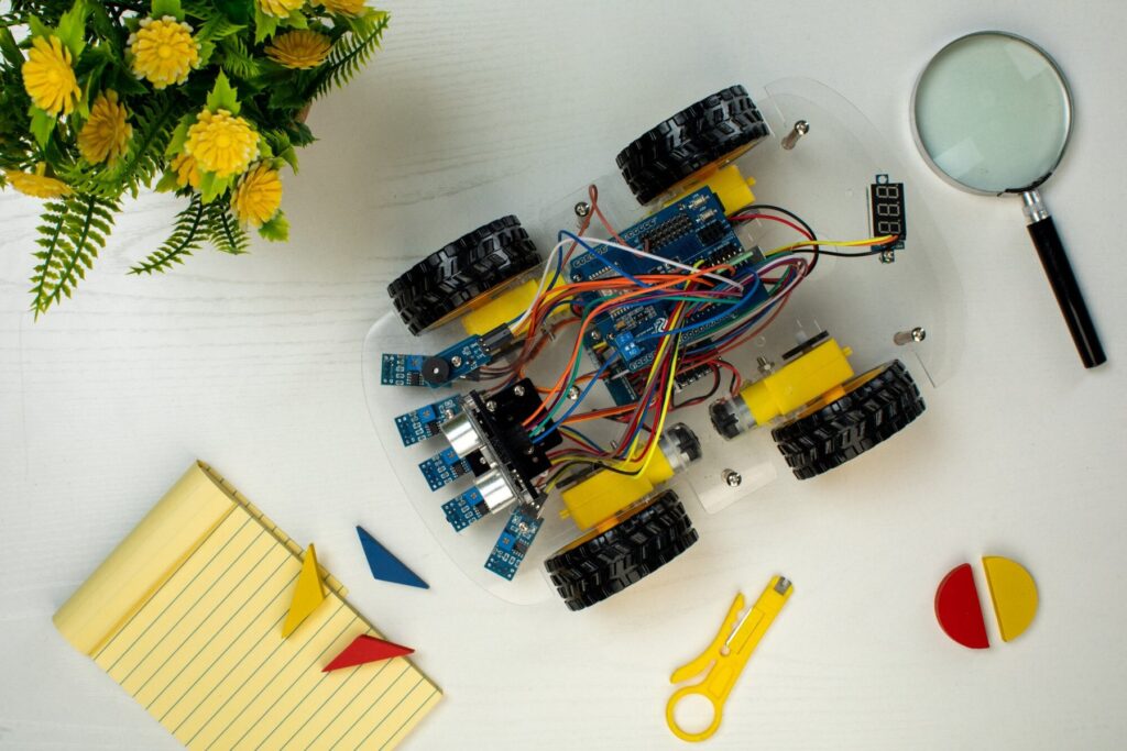Prototipo de robot educativo con componentes electrónicos sobre una mesa