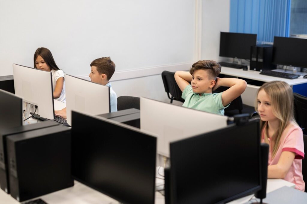 Estudiantes en una clase de informática