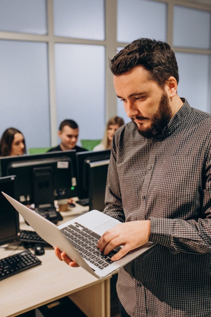 Profesional de tecnología trabajando con una computadora portátil